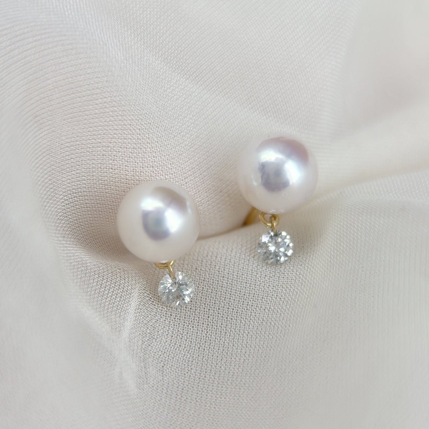 Akoya Pearl Earrings in 18K Yellow Gold with Dangling Diamond, 7-7.5mm,d0.25ct