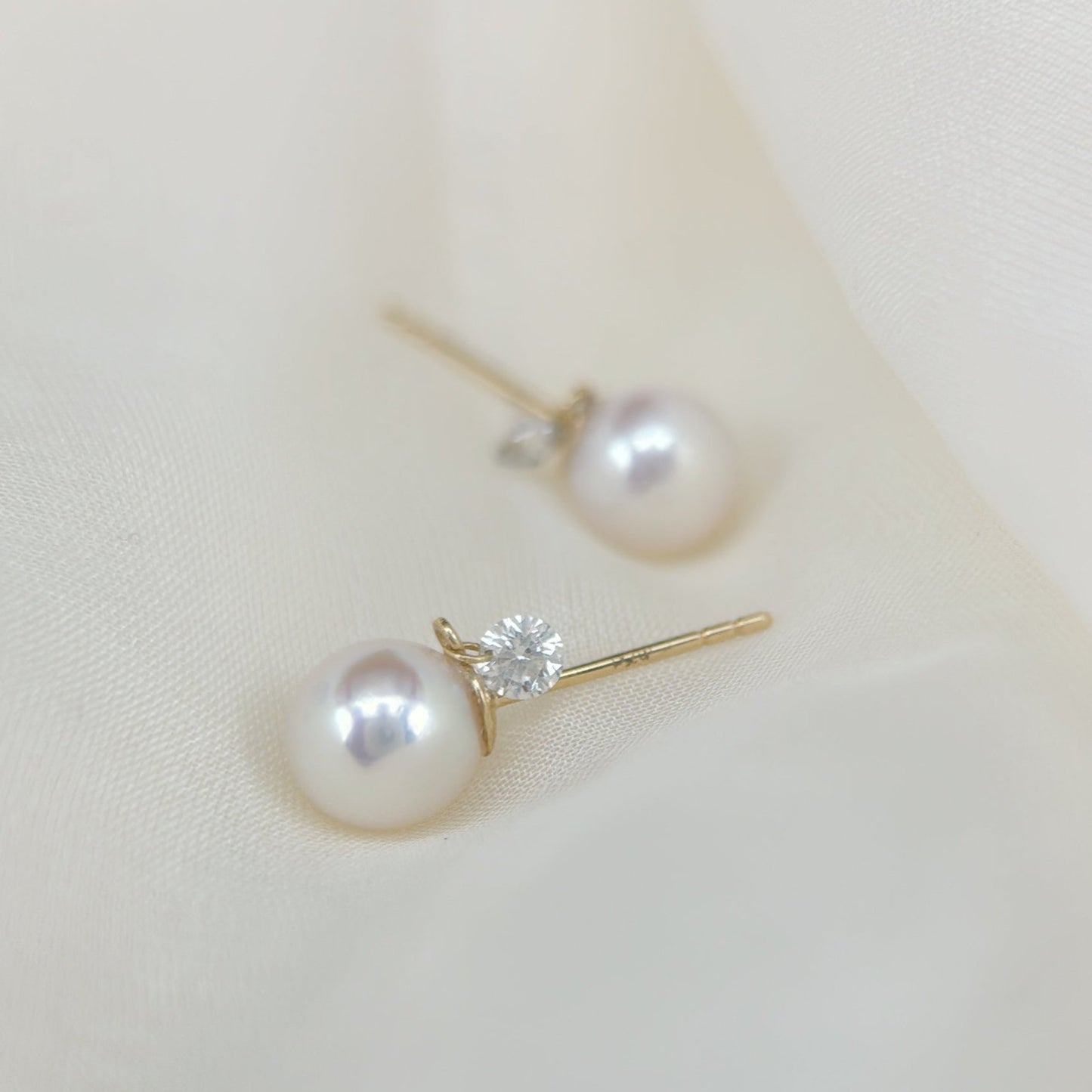 Akoya Pearl Earrings in 18K Yellow Gold with Dangling Diamond, 7-7.5mm,d0.25ct