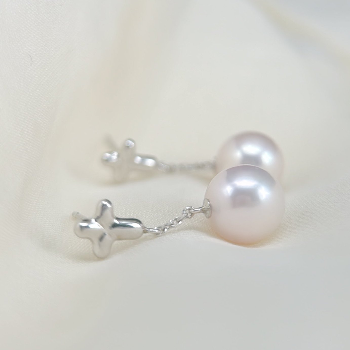Akoya Pearl Earrings in 18K White Gold, 8-8.5mm