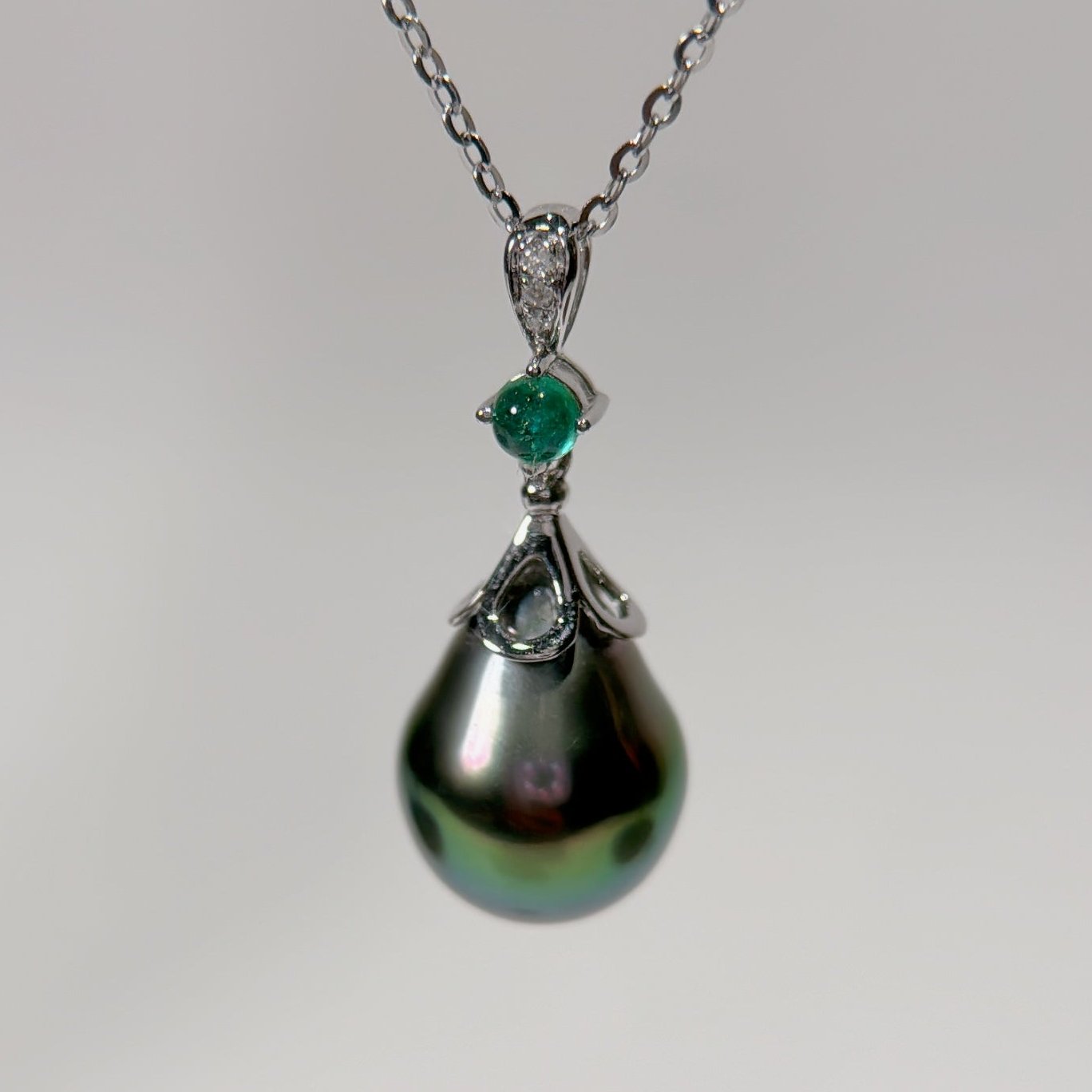 Tahitian Pearl and Emerald Pendant in 18K White Gold with Diamond, d0.014ct,e0.115ct,10-13mm