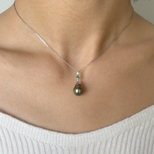Tahitian Pearl and Emerald Pendant in 18K White Gold with Diamond, d0.014ct,e0.115ct,10-13mm
