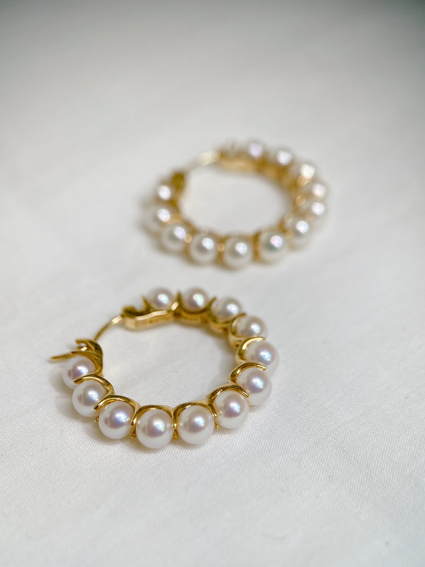 Akoya Pearl Hoop Earrings in 18K Yellow Gold 3.5-4mm
